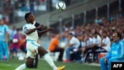 Le défenseur ivoirien de l'Olympique de Marseille, Brice Dja Djédjé, contrôle le ballon lors du match de football entre l'Olympique de Marseille et la Juventus, au stade Vélodrome de Marseille, France, 1er août 2015.