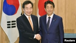이낙연 한국 총리와 아베 신조 일본 총리가 24일 도쿄 총리관저에서 회담했다. 