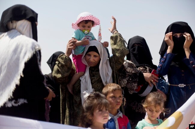 Para perempuan dan anak-anak suku Bedouin menentang rencana penggusuran desa Umm Al-Hiran di padang pasir Negev, selatan Israel, 27 Agustus 2018.