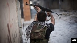 Một binh sĩ phe nổi dậy đang chiến đấu trong quận Amariya, thuộc thành phố Aleppo của Syria