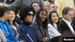 Recording artist Prince sits on the sidelines during the second quarter between the Golden State Warriors and the Oklahoma City Thunder at Oracle Arena, Mar 3, 2016; Oakland, CA. (Kelley L Cox-USA TODAY Sports)