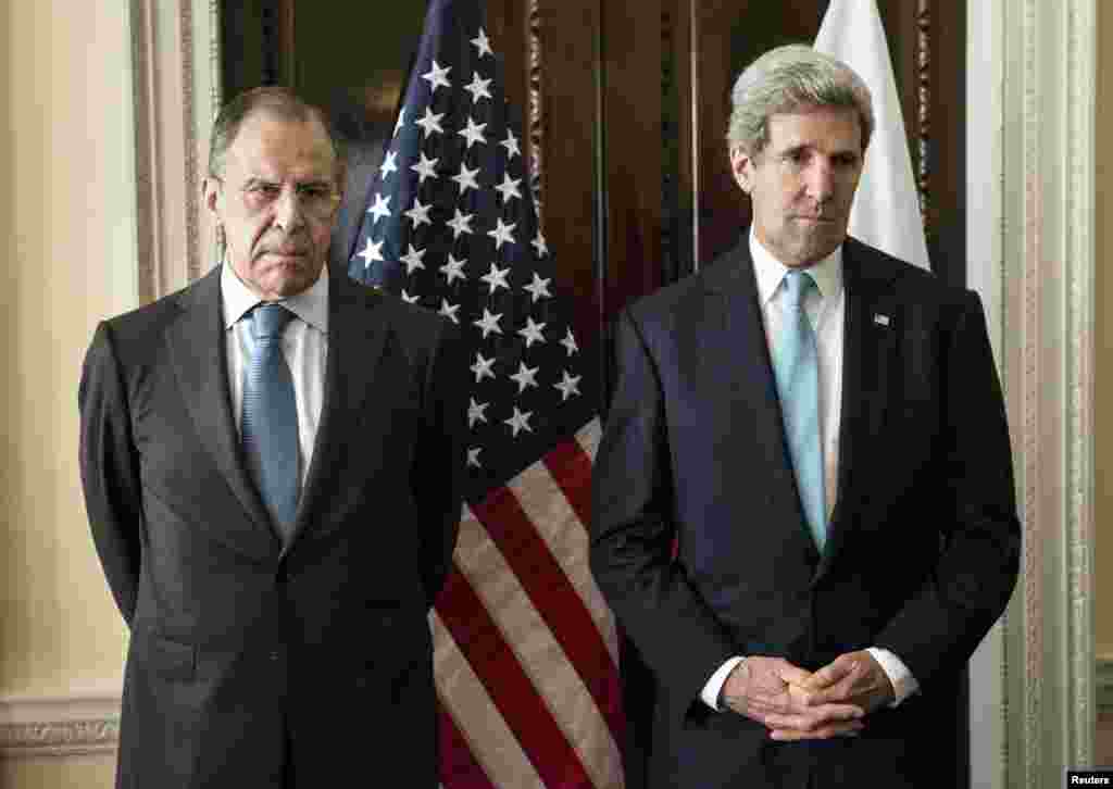 Ngoại trưởng Mỹ John Kerry (phải) và Ngoại trưởng Nga Sergei Lavrov trước khi hội họp tại Winfield House, tư thất của đại sứ Mỹ ở London.