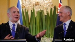 베냐민 네타냐후 이스라엘 총리(왼쪽)와 맬컴 턴불 호주 총리가 22일 시드니에서 정상회담을 가진 후 공동기자회견을 하고 있다.