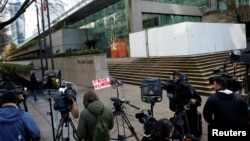媒体等候在加拿大不列颠哥伦比亚省一家正在审理孟晚舟案的法院外。（2018年12月10日）
