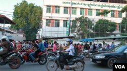 FILE - Factory workers leave work in the evening in Phnom Penh on June 10, 2016. (Hean Socheata/ VOA Khmer)