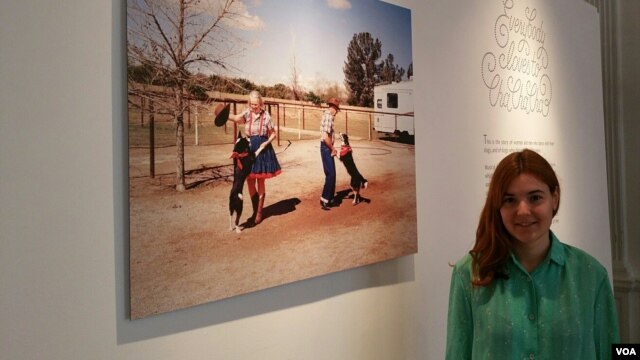 La joven artista Bega Anton viajó durante casi un año por diferentes estados de EE.UU. para recopilar su obra que lleva el nombre de "Everybody loves to Chachachá". [Foto: Alejandro Escalona, VOA].