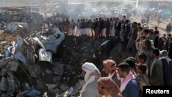 1일 사우디아라비아와 국경지역인 예멘 사다 지역에 공습이 발생해 민간이 수 십 명이 사망했다. 공습으로 생긴 구덩이 주변에 사람들이 몰려있다.