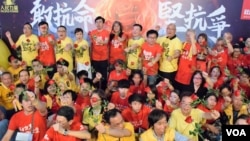 香港人民力量及社民連宣佈合組「抗命派」選舉聯盟，出選立法會選舉。（美國之音湯惠芸攝）