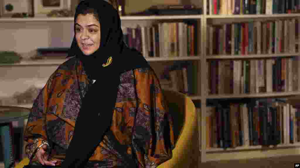 Dr. Haifa al-Hababi, mgombea kiti cha baraza la manisipa akihojiwa na shirika la habari la AP mjini Riyadh, Dec. 11.