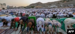 Umat Muslim melakukan salat Ied di Masjidil Haram di Mekkah, Arab Saudi pada hari Selasa (4/6).