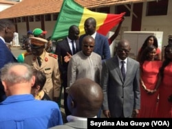 Gorgui Dieng remet le matériel au médecin chef de l'hôpital principal de Dakar en présence du ministre des Forces armées et celui des sports, au Sénégal, le 11 mai 2017. (VOA/Seydina Aba Gueye)