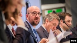 Le Premier ministre belge Charles Michel, au centre, donne une conférence à Bruxelles, en Belgique, 09 avril 2016. epa/ STEPHANIE LECOCQ