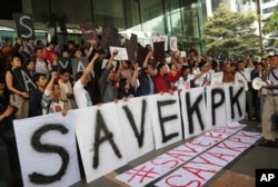 FILE - Supporters of the Indonesian Corruption Eradication Commission (KPK) raise their fists as they stage a protest against the arrest of the deputy head of the Corruption Eradication Commission Bambang Widjojanto by the police.