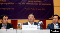 Kem Reat Viseth, center, head of the government committee in charge of election monitoring, speaks during a media briefing on the participation of observers, in Phnom Penh, Cambodia, July 24, 2018. 