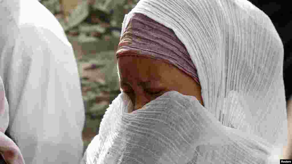 Une migrante pleure au cours du culte œcuménique organisé pour les victimes du bateau qui a fait naufrage, à l&#39;hôpital Mate Die de Tal-Qroqq, à la périphérie de la Valletta, le 23 avril 2015.
