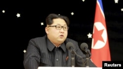 Le leader nord-coréen Kim Jong Un assiste à un banquet ,dans cette photo non datée publiée par Korean Central Nouvelles Agence de la Corée du Nord ( KCNA ) à Pyongyang le 15 février 2016 .