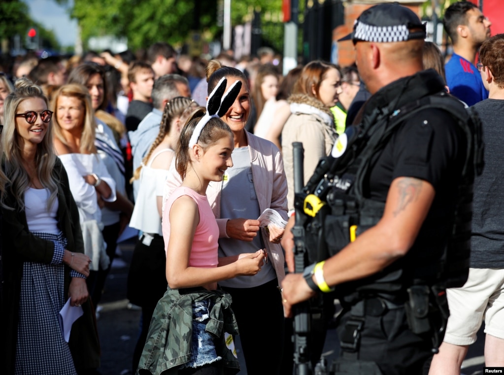在英國曼徹斯特舉行的慈善音樂會《同一個愛·曼徹斯特》的入口處，有武裝警察站崗（2017年6月4日）