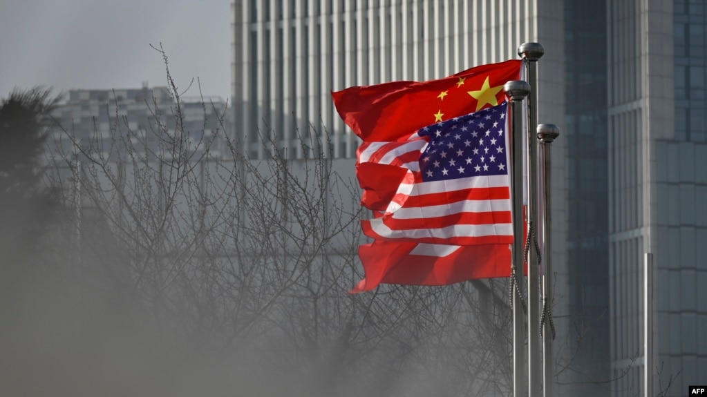 资料照：美中国旗在北京一座办公楼前飘扬。（2020年1月19日）(photo:VOA)