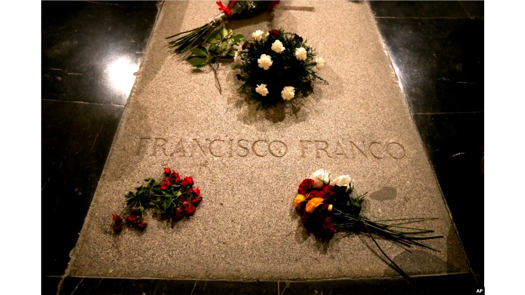 Archivo - La tumba del exdictador español Francisco Franco en la basílica en el Valle de los Caídos en las afueras de Madrid, el 24 de agosto de 2018.