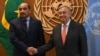Le Secrétaire général des Nations Unies, António Guterres, à droite, avec Mohamed Ould Abdel Aziz, président de la Mauritanie, aux Nations Unies à New York, le 18 septembre 2017.
