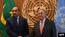 Le Secrétaire général des Nations Unies, António Guterres, a droite, s'entretient avec Mohamed Ould Abdel Aziz, président de la Mauritanie, aux Nations Unies à New York, le 18 septembre 2017.