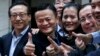 ស្ថាបនិក​ក្រុមហ៊ុន Alibaba លោក Jack Ma (កណ្តាល) ថត​រូប​នៅ​ពេល​ភាគ​ហ៊ុន​របស់​ក្រុម​ហ៊ុន​នេះ​ត្រូវ​បាន​បើក​នៅ​ទីក្រុង​ញូវ​យ៉ក​កាល​ពី​ឆ្នាម២០១៤។