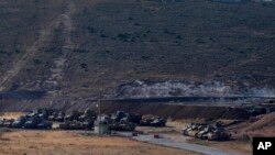 Tank-tank militer Turki disiagakan di dekat perbatasan Suriah 9 Oktober lalu (foto: dok). 