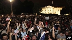 Uma multidão juntou-se na praça defronte da Casa Branca, domingo à noite, para celebrar a morte de Bin Laden