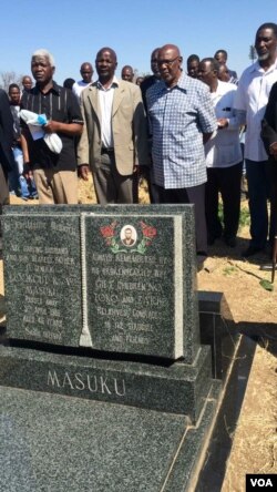 Umongameli webandla leZapu, uMnu. Dumiso Dabengwa, labanye bakhe emathuneni eLady Stanley koBulawayo ngoMvulo.