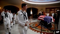 Linh cữu TNS John McCain được quàn tại tòa nhà Quốc hội bang Arizona