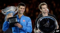 Andy Murray (kanan) dan Novak Djokovic usai final Australia Terbuka yang dimenangkan Djokovic, Februari 2015. (AP/Bernat Armangue) 
