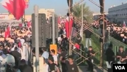 Demonstran anti-pemerintah berpawai di jalan raya Boudaya menuju ibukota Manama, Bahrain (15/2).