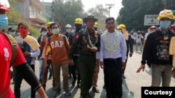 မံုရြာဆႏၵျပသပိတ္စစ္ေၾကာင္းနဲ႔ ပူးေပါင္းလာတဲ့ျမန္မာတပ္မေတာ္က တပ္ၾကပ္တဦး။ (ဓာတ္ပံု - Win Zaw Khing - ေဖေဖာ္ဝါရီ ၁၈၊ ၂၀၂၁)