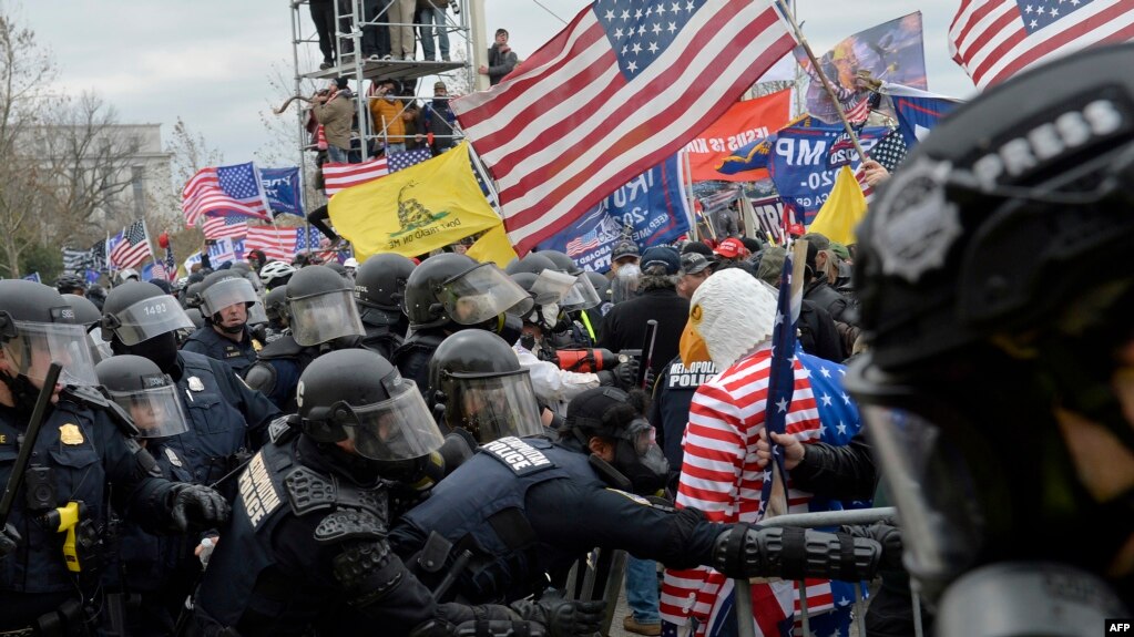特朗普总统的一些支持者2021年1月6日在国会山与警察对峙（法新社）(photo:VOA)