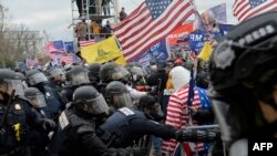 特朗普总统的一些支持者2021年1月6日在国会山与警察对峙（法新社）