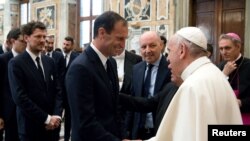 L'entraîneur de la Juventus de Turin, Massimiliano Allegri, rencontre le pape François lors d'une audience privée, le 16 mai 2017.
