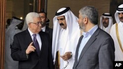 Palestinian President Mahmoud Abbas, Qatar's Emir Sheikh Hamad bin Khalifa al-Thani and Hamas leader Khaled Meshaal (L-R) walk together in Doha, February 6, 2012