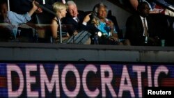 L'ancien président Bill Clinton assiste au discours donné par Bernie Sanders lors de la convention démocrate Philadelphie, Pennsylvanie, le 25 juillet 2016.