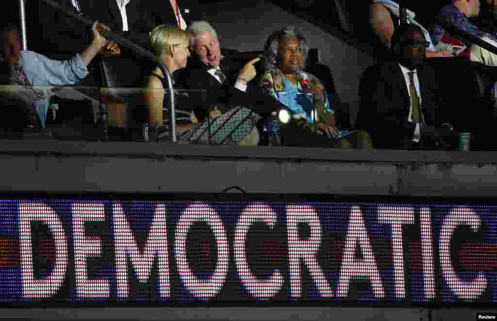 L&#39;ancien président Bill Clinton assiste au discours donné par Bernie Sanders lors de la convention démocrate à Philadelphie, Pennsylvanie, le 25 juillet 2016.