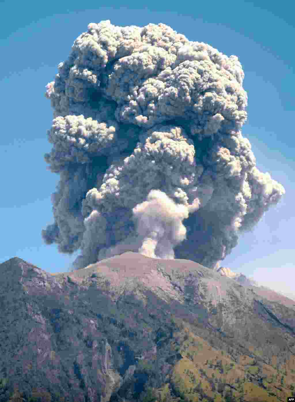 دود و خاکستر برآمده از فوران کوه آتشفشان در بالی اندونزی &nbsp;