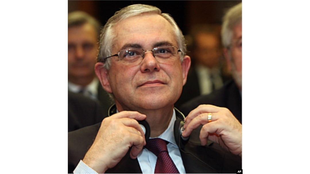 European Central Bank Vice President Lucas Papademos listens during a economical conference in Vienna, Austria, May 14, 2009 (file photo).