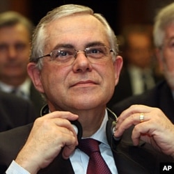 European Central Bank Vice President Lucas Papademos listens during a economical conference in Vienna, Austria, May 14, 2009 (file photo).