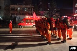 중국 간쑤성 소방구난대원들이 8일 이웃 쓰촨성 강진 여파로 피해를 입은 원현으로 출동할 채비를 하고있다.
