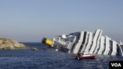 Bato kwazyè Costa Concordia apre li fin monte sou sab toupre kòt zile Giglio, Itali.14 janvye 2012. (Reuters)