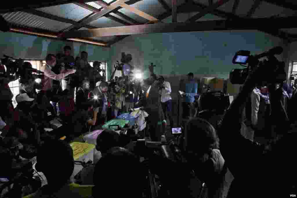 Press surround candidate Raila Odinga as he voted at the Kibera Primary School, March 4, 2013. (R. Gogineni/VOA)