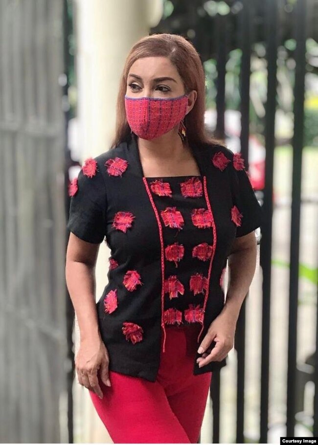 Soraya Haque menjadi model salah satu disainnya (courtesy: Soraya).