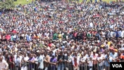 Supporters of Kenyan opposition leader Raila Odinga listen to him at a rally in the capital, Nairobi, June 1, 2016. (L. Ruvaga/VOA)