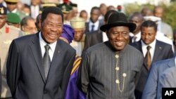 O presidente da Nigéria, Goodluck Jonathan (à direita) e o presidente do Benin, Boni Yayi, durante a cimeira da CEDEAO em Abuja.