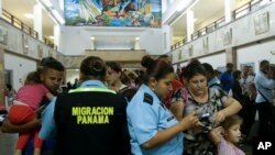 Petugas migrasi meninjau dokumen migran Kuba. (Foto: AP)