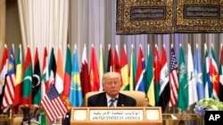 Serok Donald Trump di dema Pêşkeşkirina Peyevekê de li Navenda Konferensa Amerîkî - Arabî de